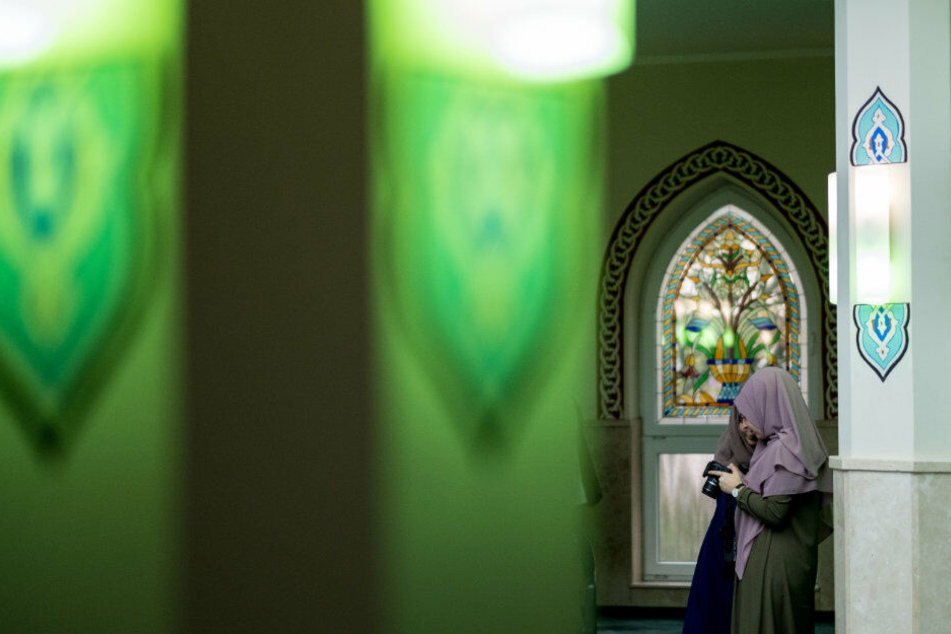 Eine Moschee von Innen. Am Tag der offenen Moschee sind Interessierte eingeladne, einen Blick hineinzuwerfen.
