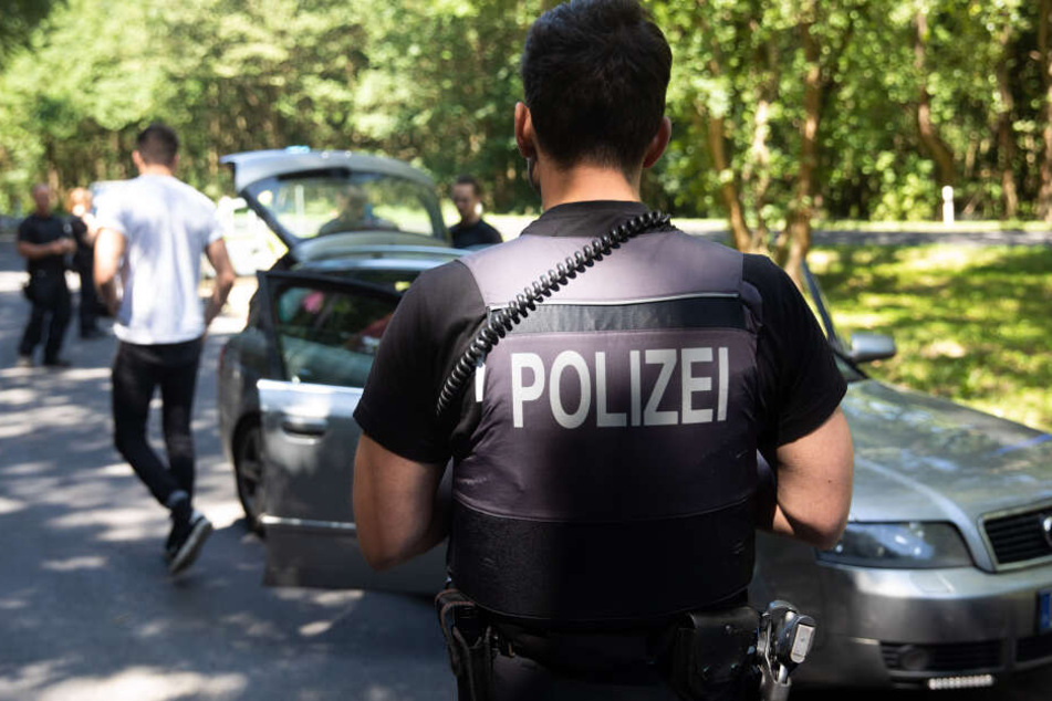 Polizisten kontrollieren die Autos der Festival-Besucher.