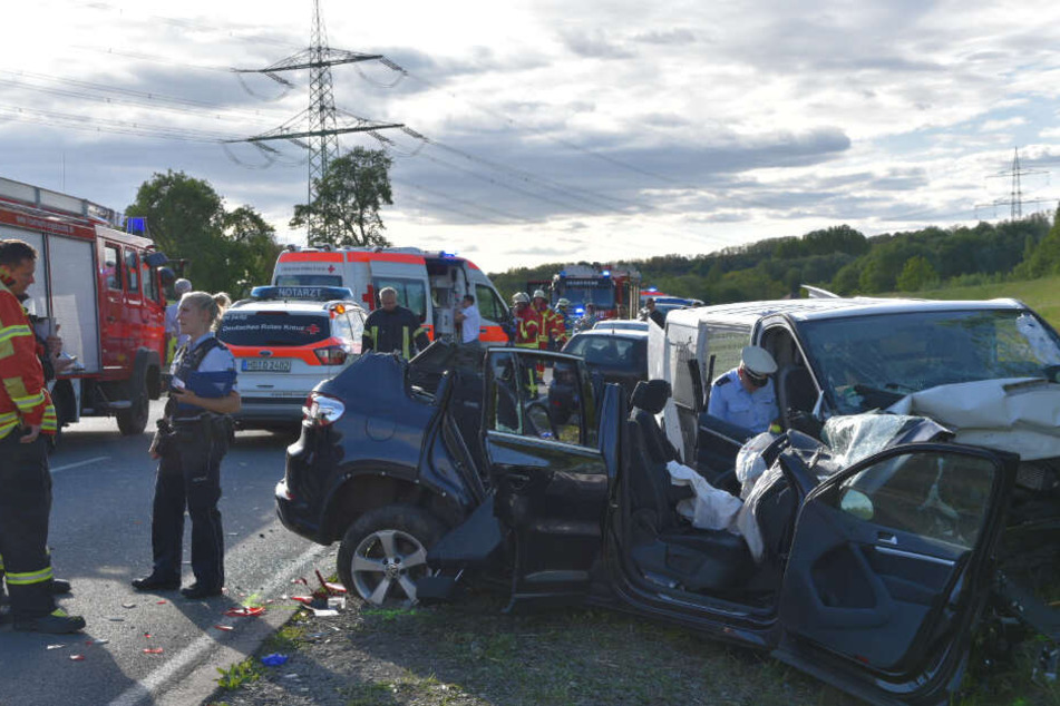 Ein VW-Bus ist frontal in entgegenkommenden Wagen gekracht.