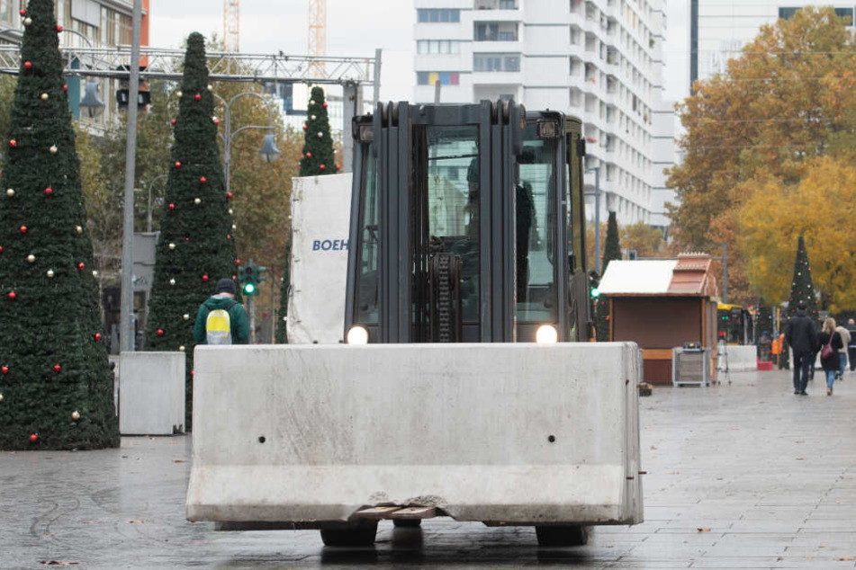 Der Weihnachtsmarkt am Berliner Breitscheidplatz wird mit diesen Betonsockeln geschützt.