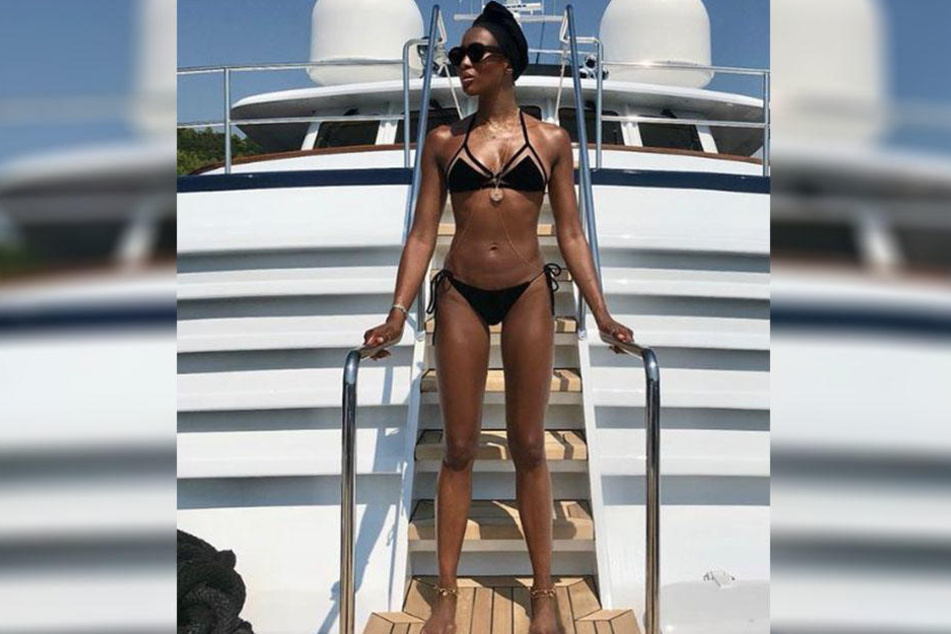 Naomi Campbell präsentiert ihren schlanken und durchtrainierten Körper. Doch von einem Babybauch ist nichts zu sehen.