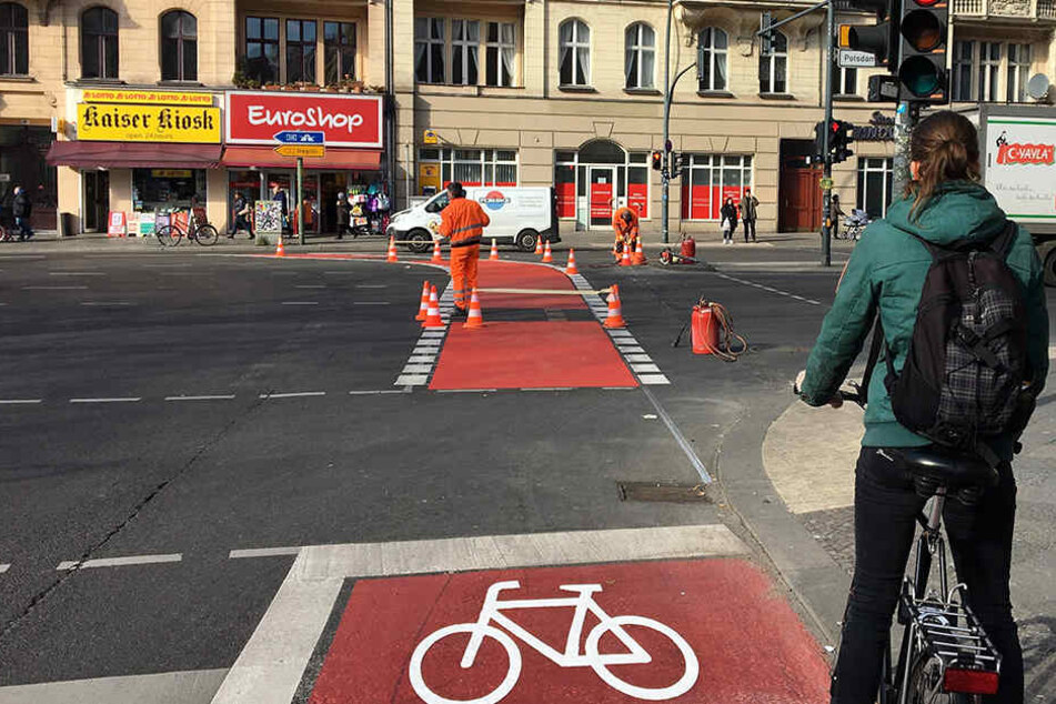 Die Radspur an der Unglücksstelle ist jetzt rot markiert.