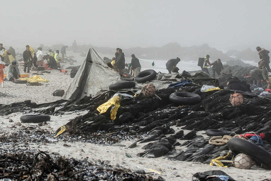 Der Strand in Namibia ist übersät mit Kleidungsstücken, Schwimmwesten, Taschen der Gestrandeten.