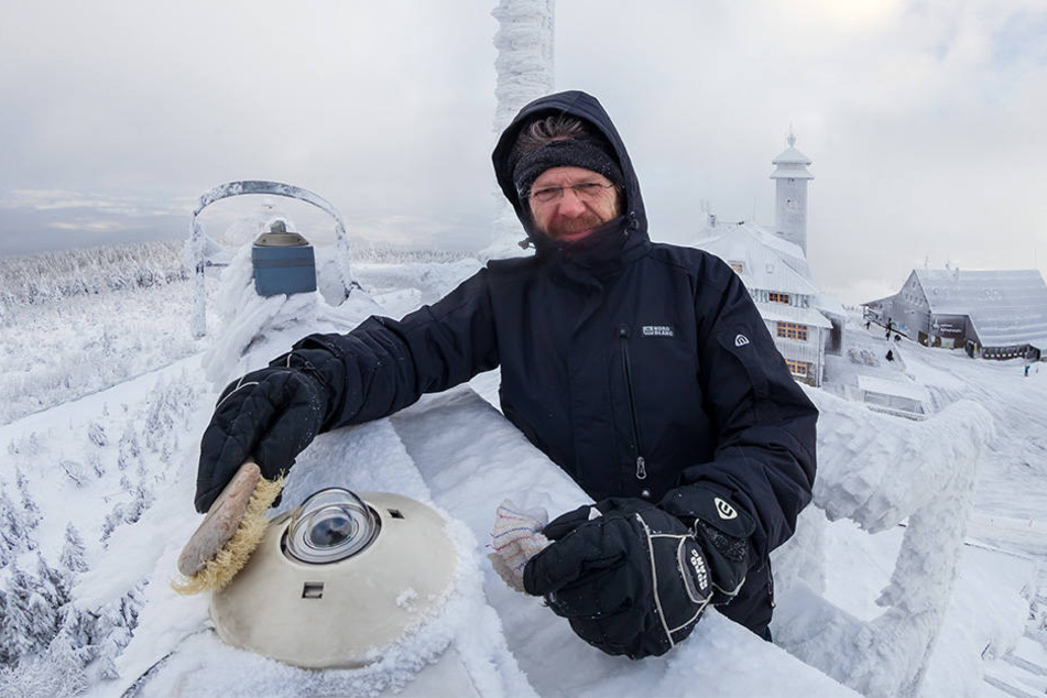 Gerd Franze (56) vor einem Instrument zur Wettermessung auf dem Fichtelberg