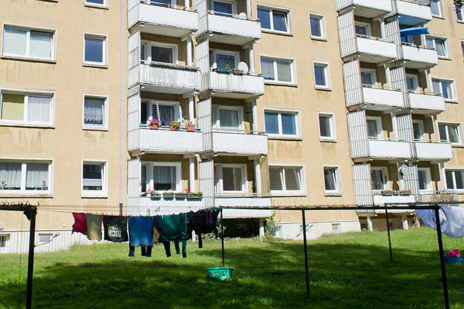 Die Frau stürzte wohl offensichtlich aus einem Fenster ihrer Wohnung im fünften Stock. (Symbolbild)