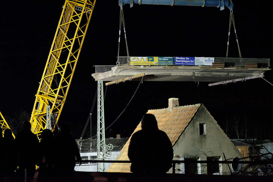 Ein Kran hatte Mittwochnacht das 18 Meter lange Mittelteil der Brücke am Haken.