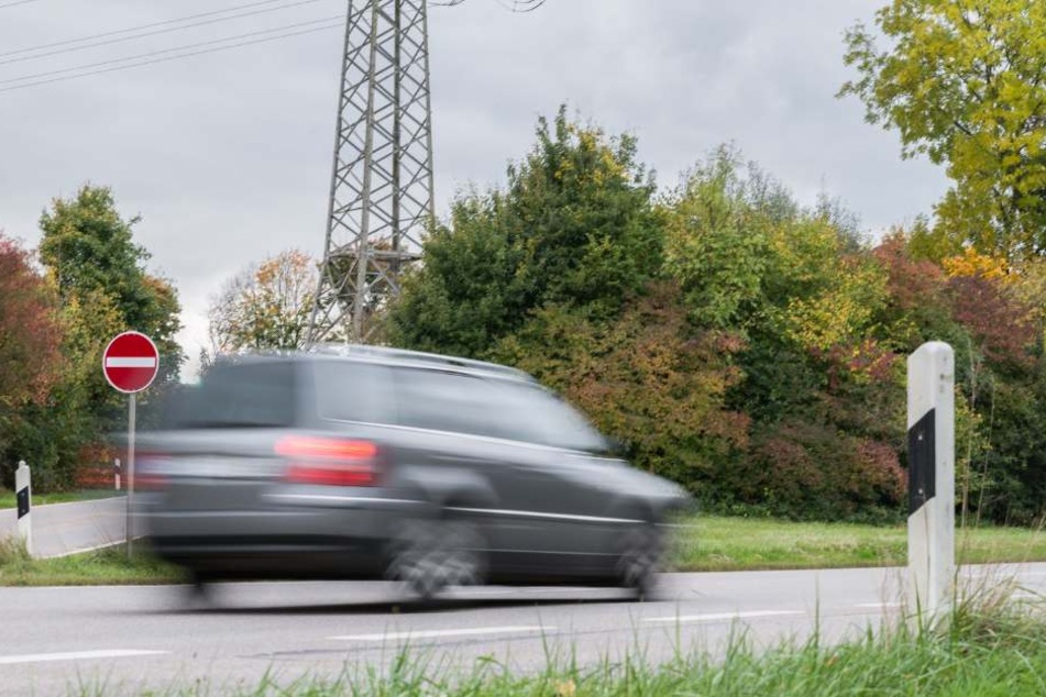 Der Fahrer versuchte vor der Polizei zu fliehen, was am Ende nichts wurde. (Symbolbild)