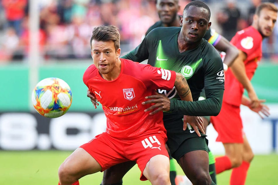 Patrick Göbel (l.) belebt das HFC-Spiel mit seiner Dynamik und Schusstechnik. Hier behauptet er sich im DFB-Pokal gegen Wolfsburgs Jérôme Roussillon.