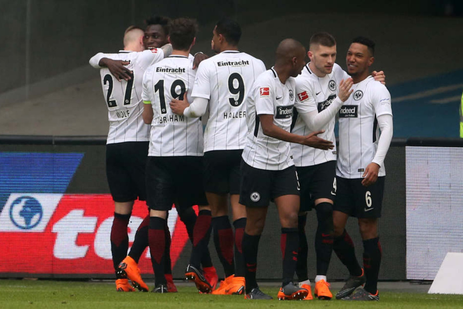Die Eintracht-Kicker in der Jubeltraube nach der Führung.