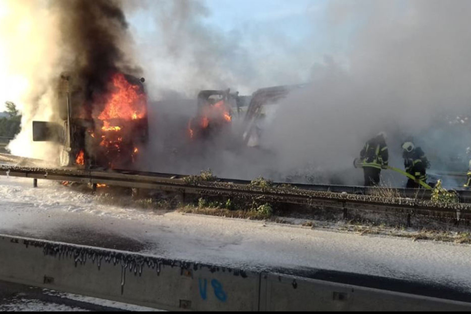Die Hitze der Flammen war so stark, dass der Asphaltbelag stark beschädigt wurde.