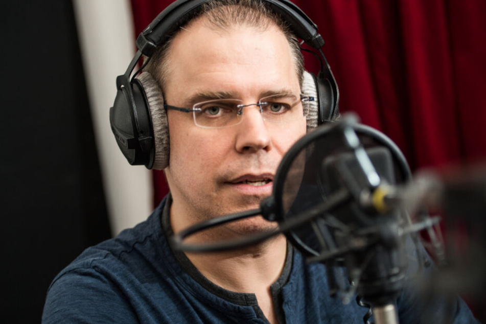 Heiko Grauel spricht in das Aufnahme-Mikrofon.