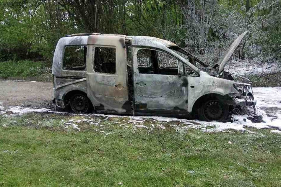 Ein Feuerwehrmann fand das brennende Auto.