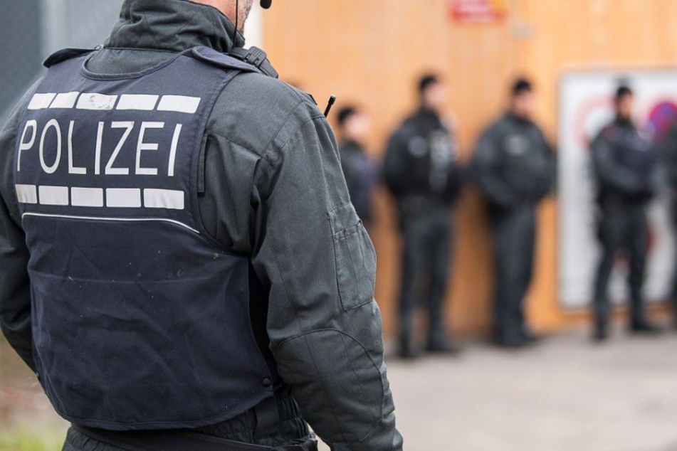 Die Polizei hat bei 13 Verdächtigen einer selbst ernannten Bürgerwehr in Chemnitz Durchsuchungen durchgeführt. (Symbolbild)
