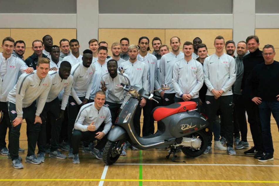 Auf United Charity gibt es die von der gesamten Mannschaft unterschriebene RB Leipzig-Vespa zu ersteigern.