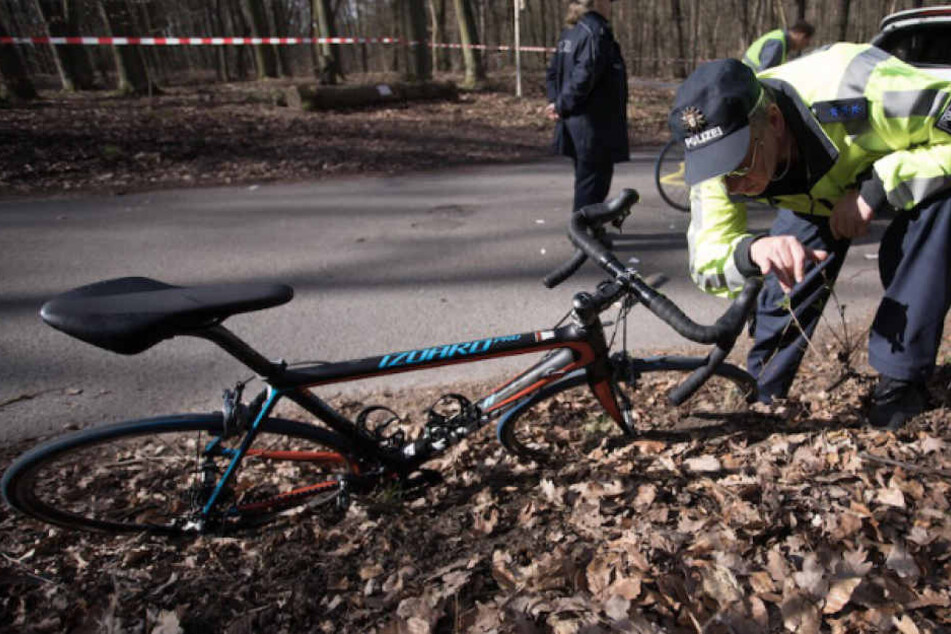 Ein Polizist begutachtet nach dem Unfall eines der Rennräder. (Symbolbild)