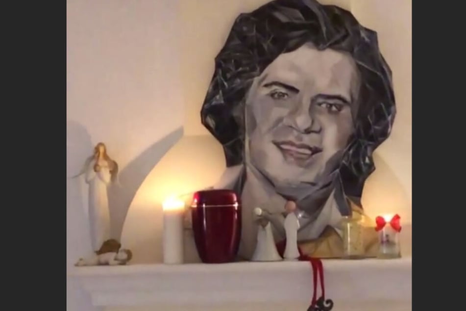 Immer dabei: Ein Gemälde des verstorbenen Costa Cordalis hängt im Zuhause von Daniela Katzenberger und Lucas Cordalis.