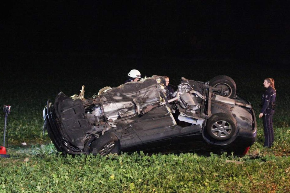 Das Auto wurde durch den heftigen Unfall fast auseinander gerissen.