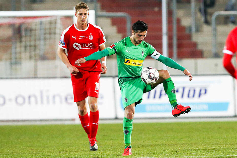 Von Gladbachs Kapitän und Confed-Cup-Sieger Lars Stindl (r.) konnte sich FSV-Angreifer Lion Lauberbach sicher einiges abschauen.