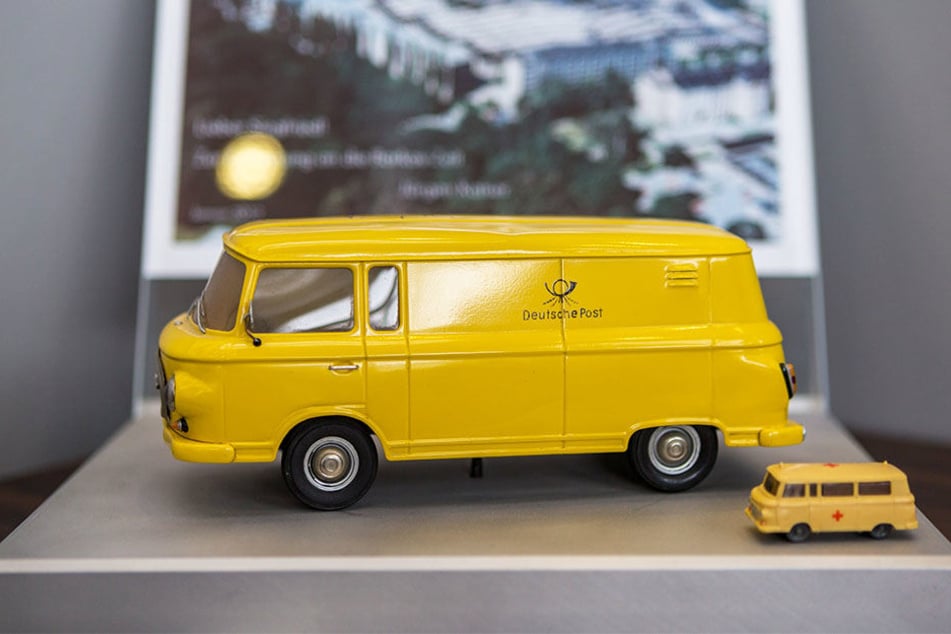 Geschenkte Erinnerung: Diese original Barkas-Modelle standen bei Siegfried Bülow im Büro. Daneben "parkten" Miniaturen von legendären Porsche-Modellen.