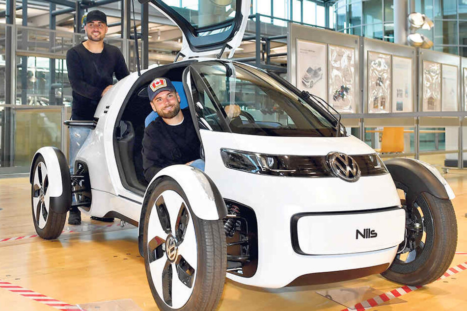 Wer sein Auto liebt, der schiebt - oder so ähnlich: Aias Aosman (hinten) und Niklas Kreuzer „testeten“ jedenfalls dieses VW-Forschungsfahrzeug.
