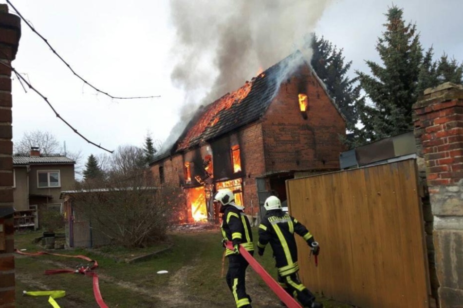 Die Feuerwehren kämpften vergeblich gegen die Flammen.