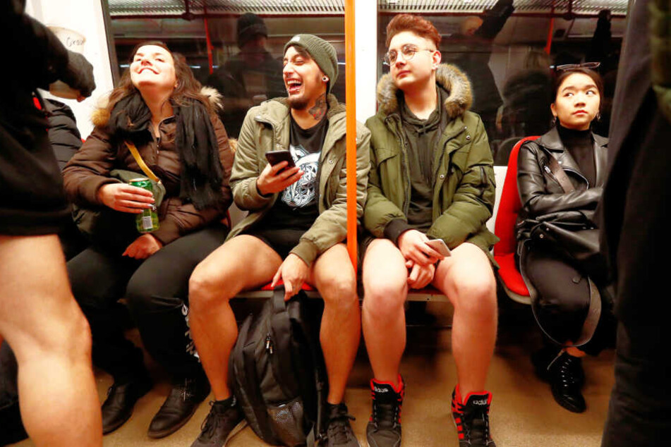 Bahnfahrer nehmen in Prag (Tschechische Republik) am jährlichen "No Pants Subway Ride" teil.