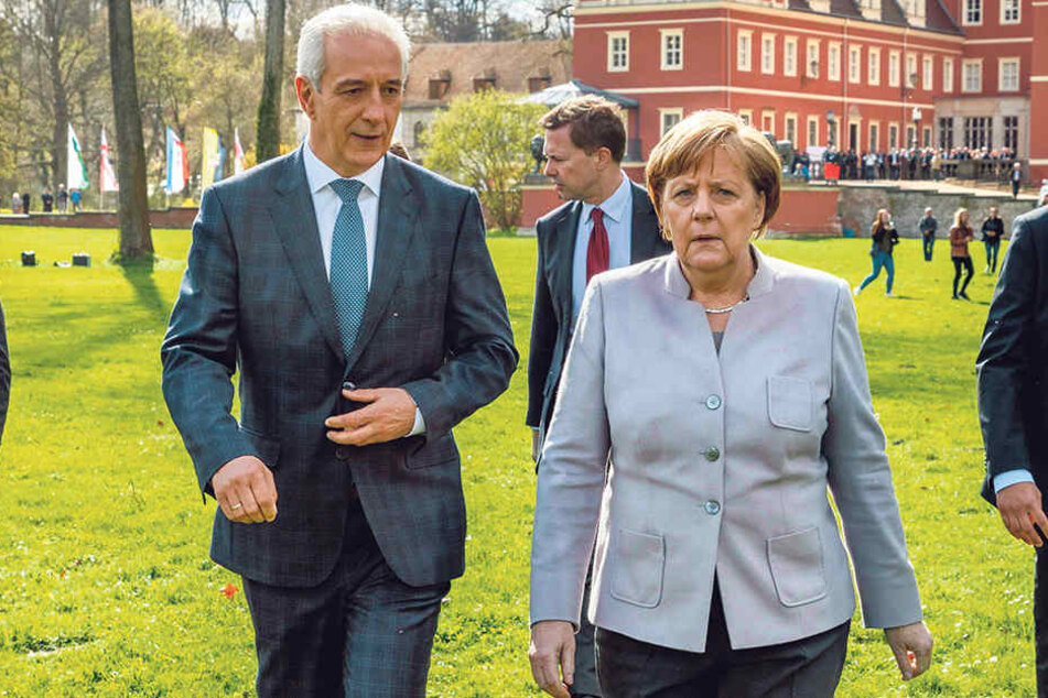 Noch-Regierungschef Stanislaw Tillich (58, CDU) ist derzeit Chef der
Ministerpräsidentenkonferenz-Ost. Er bittet Kanzlerin Angela Merkel (63, CDU) im
Namen aller Amtskollegen, den Osten nicht zu vergessen.