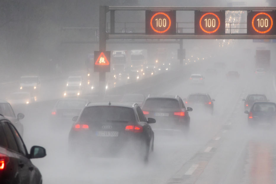 Auch die Autofahrer hatten mit den starken Regenfällen zu kämpfen.