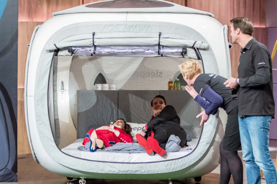 Erfinder Karen Löhnert und Dennes Brosseit zeigen den Löwen Judith Williams und Ralf Drümmel ihren "Sleepcube".