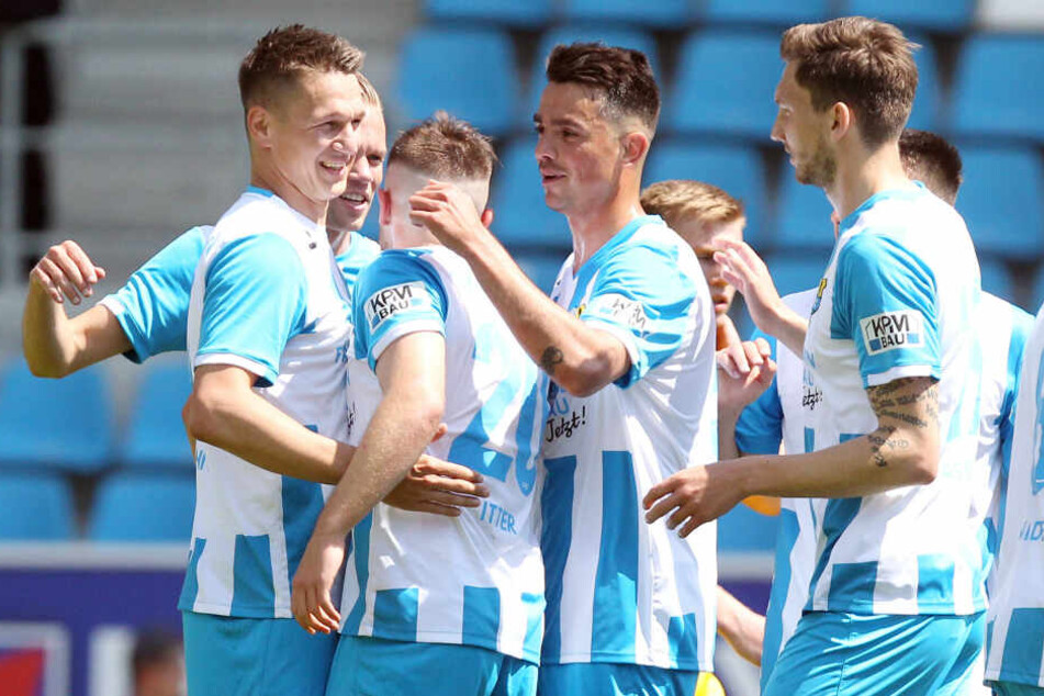 Tor für Chemnitz, Torjubel nach dem Treffer zum 2:0 durch Torschütze Daniel Frahn (l.).