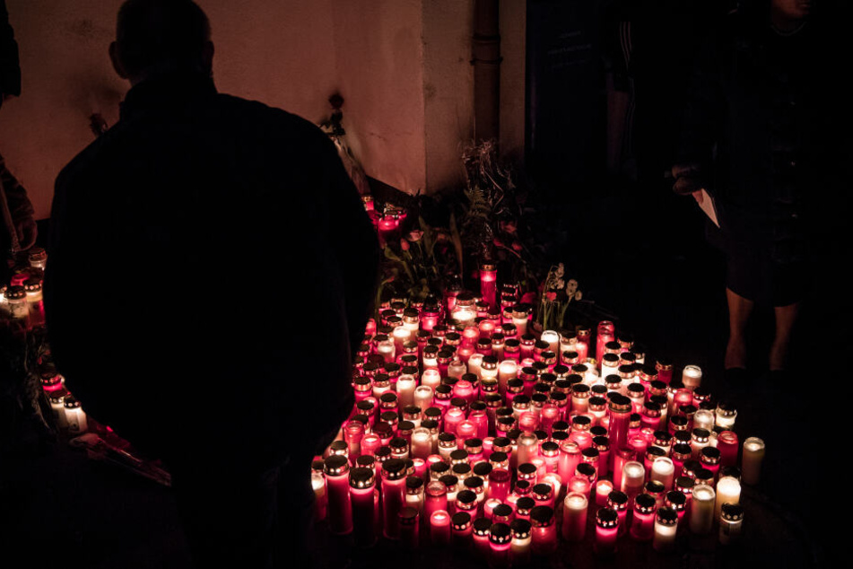 Wormser Bürger trauern mit Grablichtern um die junge Frau.