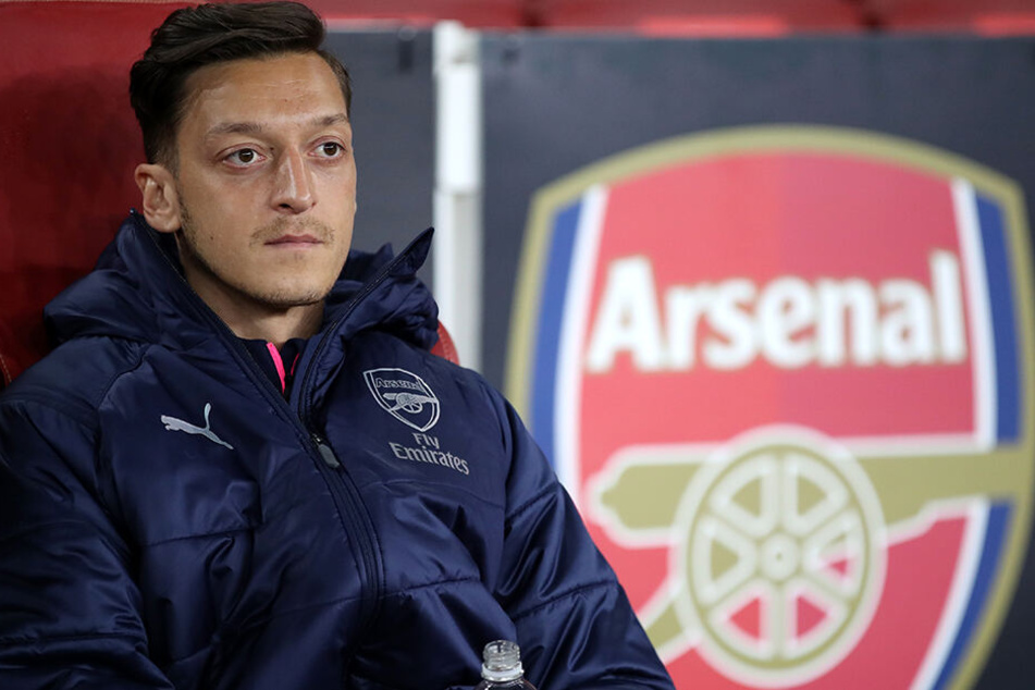 Ein Bild, welches mittlerweile zur Gewohnheit gehört: Mesut Özil auf der Ersatzbank bei den Gunners.