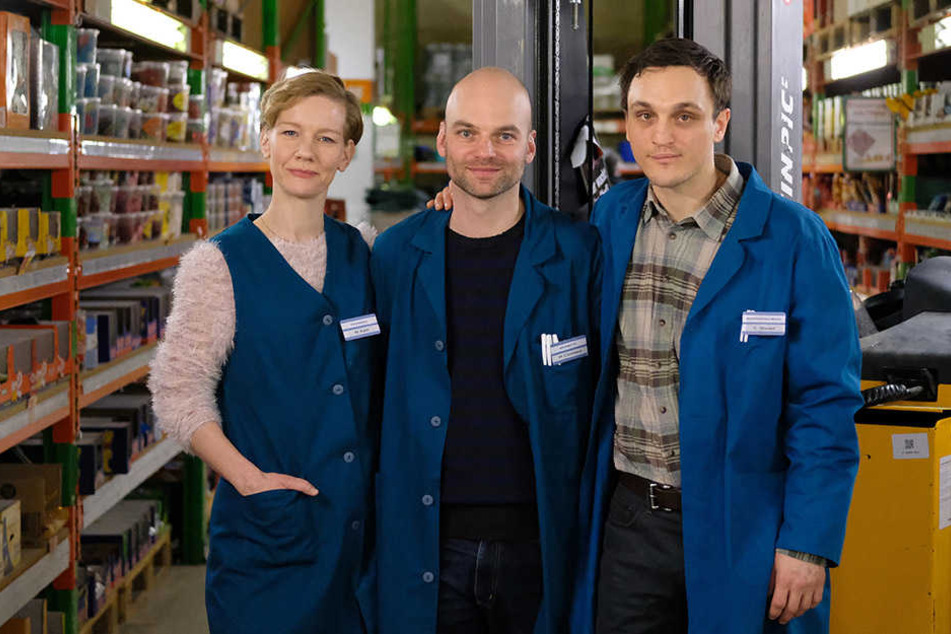 Die Schauspieler Sandra Hüller (l-r), Regisseur Thomas Stuber und Schauspieler Franz Rogowski beim Dreh des Kinofilms "In den Gängen".
