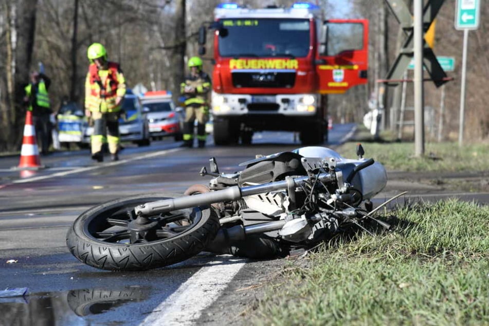 Ein Motorradfahrer wurde im Havelland von einem Zug getötet.