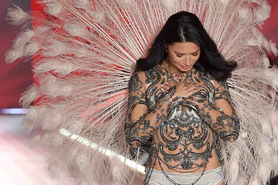 Bei ihrem letzten Gang über den Laufsteg kamen Adriana Lima die Tränen.