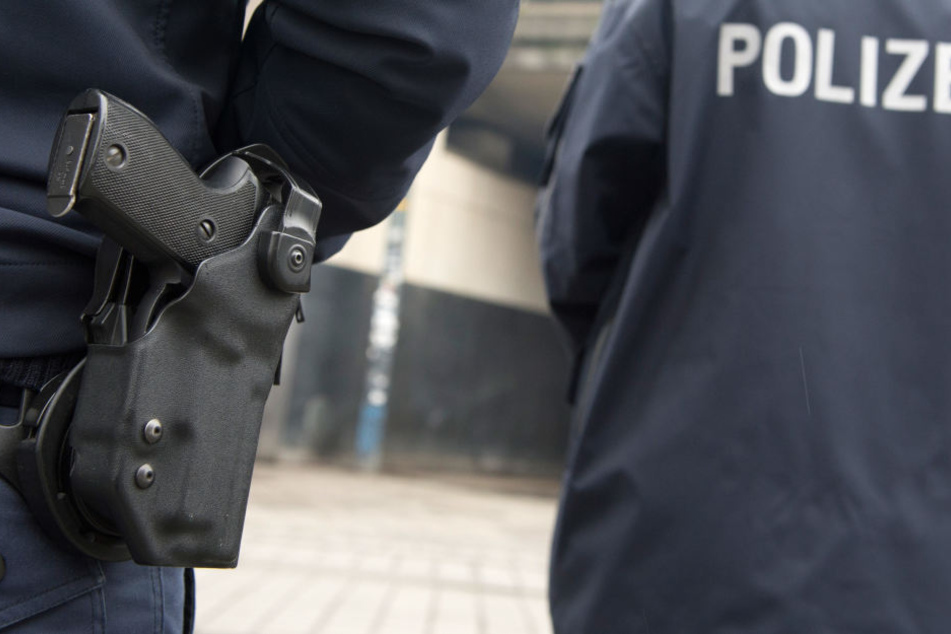 In einem Schrank lauerte die aggressive Frau den Polizisten auf. (Symbolbild)