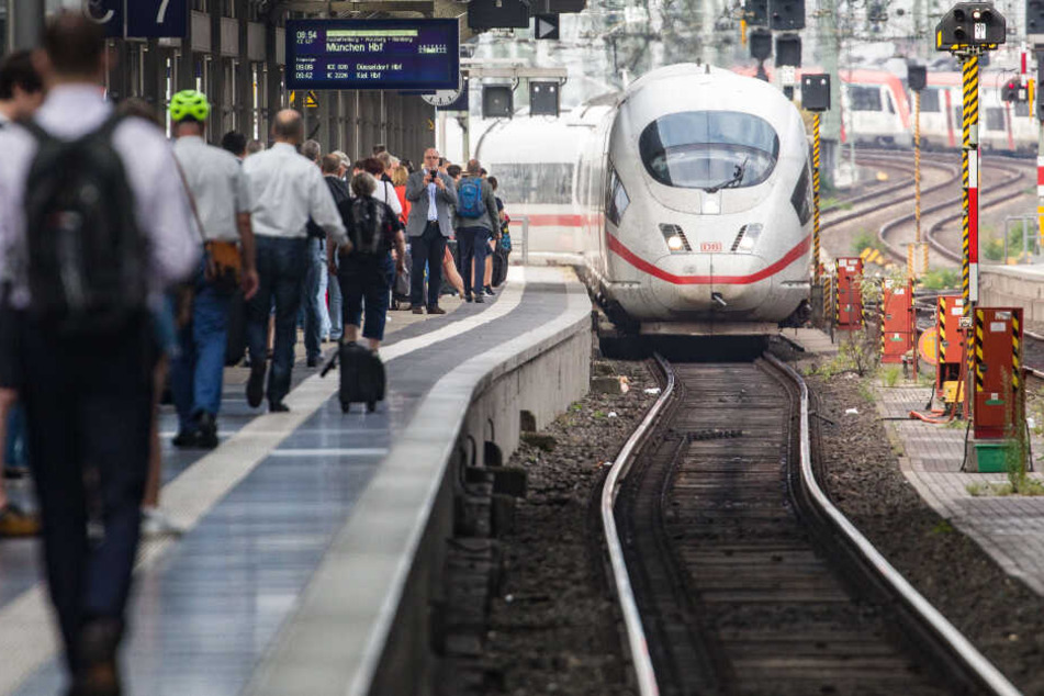 Der Tatort: Ein ICE fährt am Dienstag nach der Attacke am Bahnsteig 7 im Frankfurter Hauptbahnhof ein.
