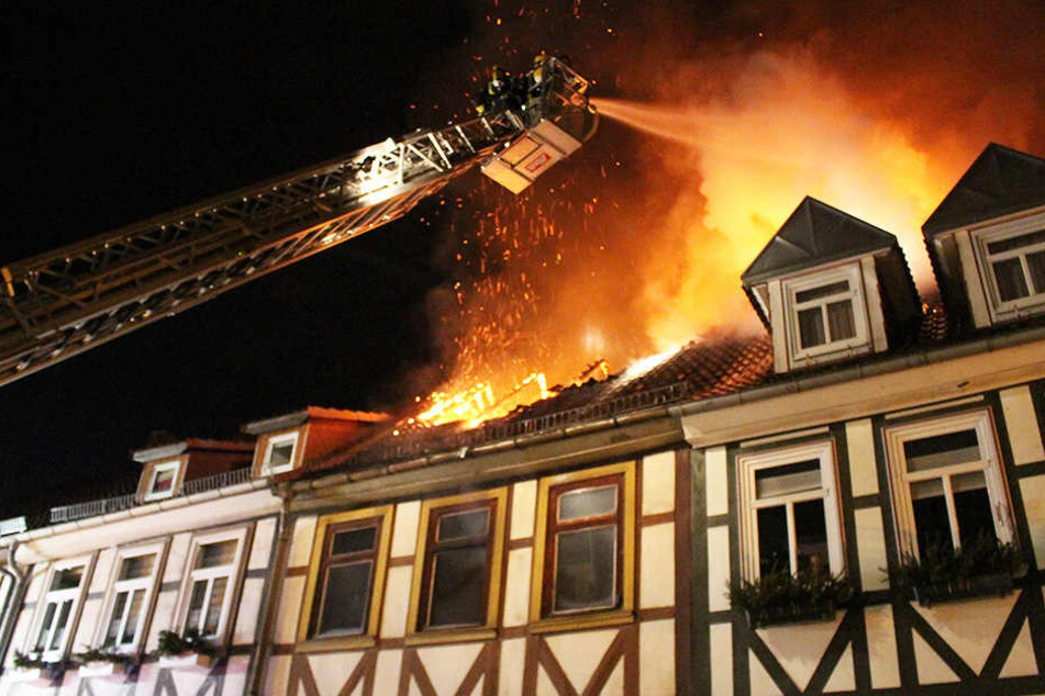 Mit einem Großaufgebot kämpften die Einsatzkräfte gegen den Großbrand.
