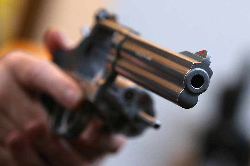 Weil er sich durch den Lärm in seiner Straße gestört fühlte, griff ein 55-jähriger Hallenser zu Schreckschusspistole und Säbel (Symbolbild).