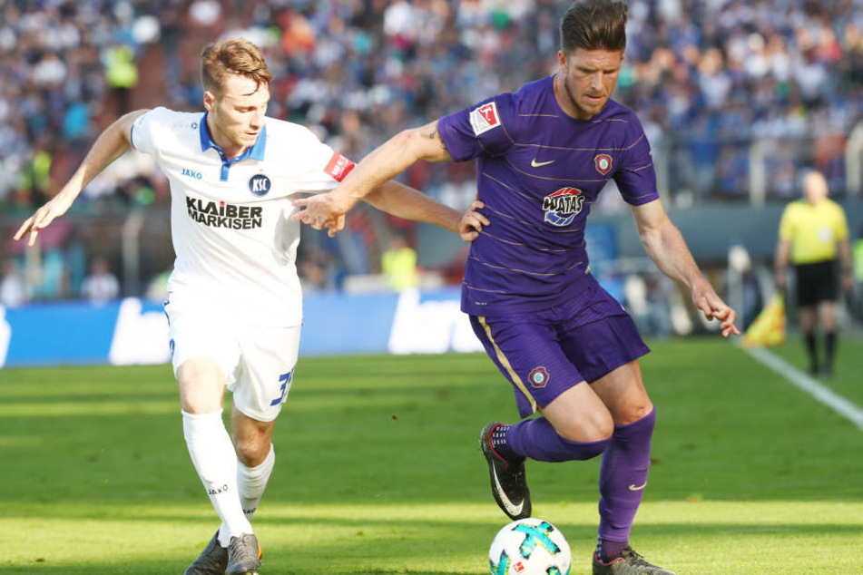 Dennis Kempe (re.) will am Dienstag mit Aue den Klassenerhalt eintüten.