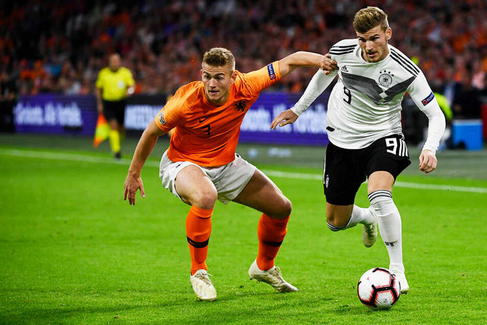 Deutschlands Stürmer Timo Werner (r.) im Duell mit dem niederländischen Abwehr-Juwel Matthijs de Ligt (l.).