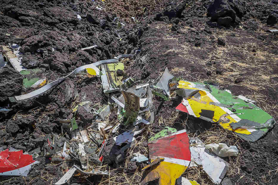 Blick auf die Trümmer eines Ethiopian Airlines Flugzeugs nach dem Absturz.