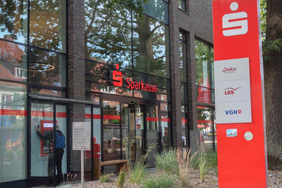In der Sparkassen-Filiale in Buchholz brachen die Täter ein.