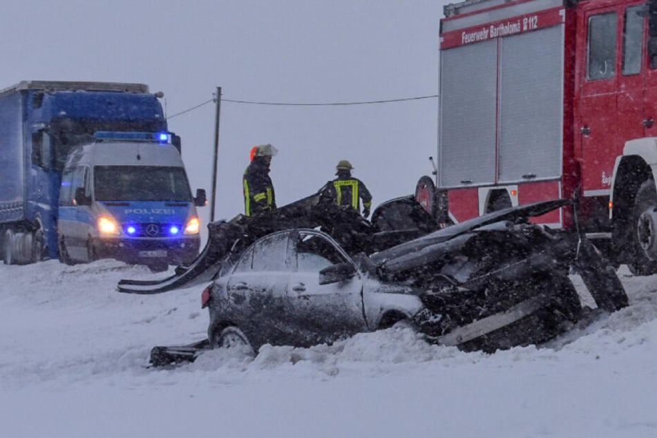 Der Fahrer verlor bei schneeglatter Straße die Kontrolle über sein Fahrzeug.