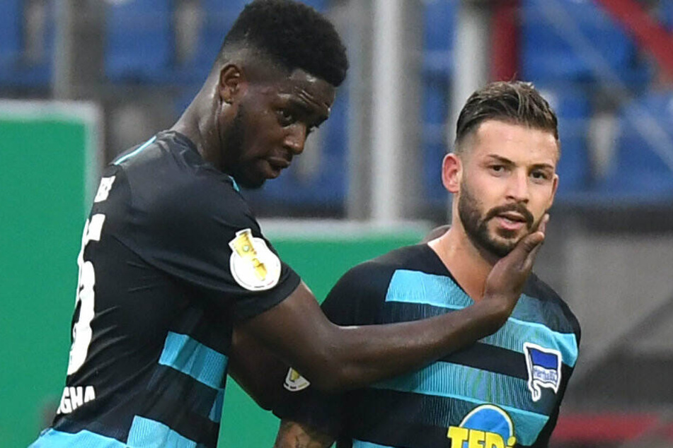 Jordan Torunarigha gratuliert Marvin Plattenhardt zu seinem Treffer gegen Braunschweig.
