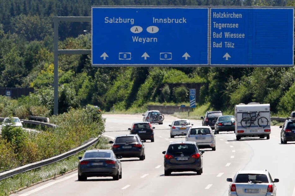 Auf der Autobahn 8 bei München ist es zu einem schweren Zwischenfall gekommen.