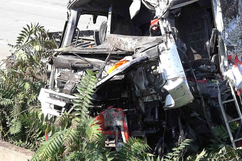 Die Fahrerkabine des Lkw wurde stark beschädigt.