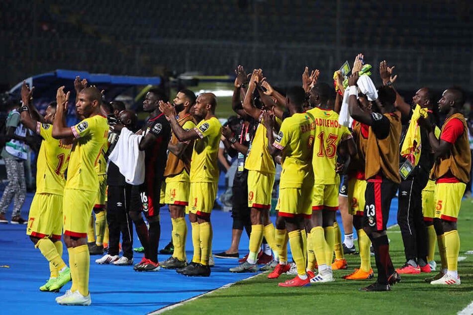 Raus mit Applaus: Für die aufopferungsvolle Leistung des Benin gab es von den Fans vor Ort viel Beifall.