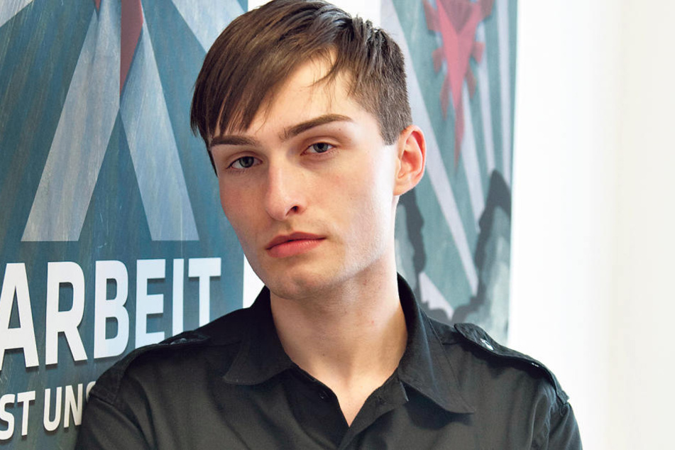 Modeblogger Matthew alias Matthias Limmer (19) nimmt in schwarzer Uniform am
ZDF-Experiment "Diktator" teil.