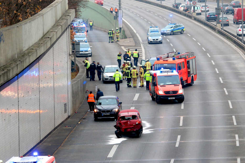 Auf der Berliner Stadtautobahn hat sich am Sonntag ein Auto überschlagen.